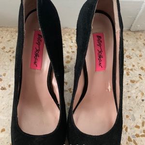 Betsy Johnson black pumps